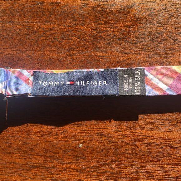Tommy Hilfiger Bow Tie - Picture 2 of 2